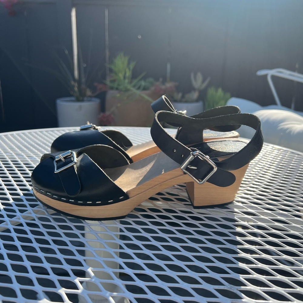 Swedish Hasbeens Black Buckle Toe Sandal (39)